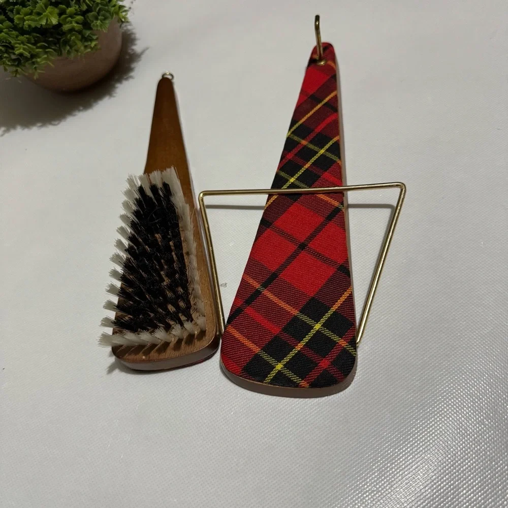 Vintage Tartan plaid Wooden Hanging Clothes Brush Valet Butler Christmas Holiday